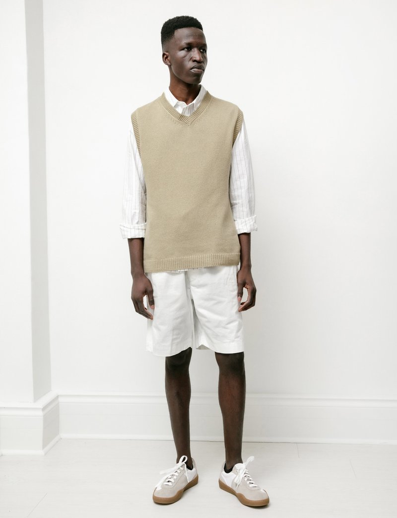 Margaret Howell|SHORTS (MHL SCOUT SHORT - OFF WHITE (WH Margaret Howell Pull Up Shorts in Organic Cotton - White