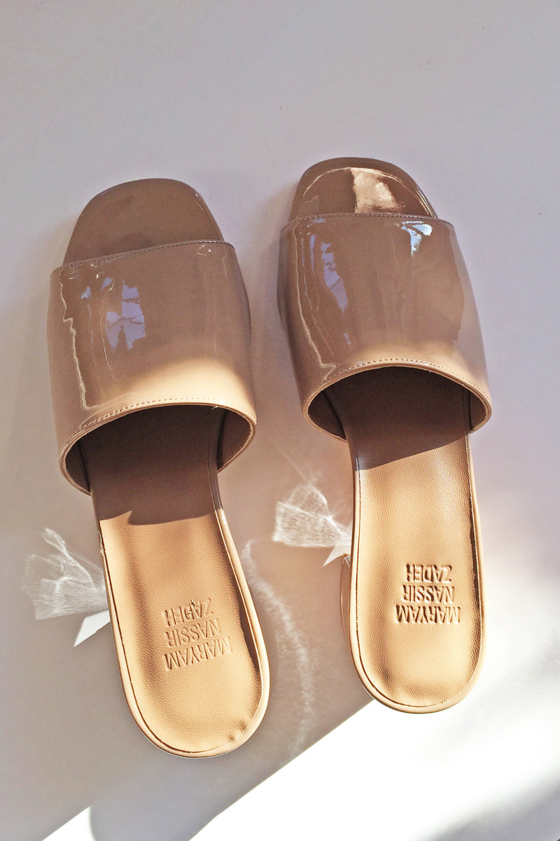 【関税込み】Maryam Nassir Zadeh ブロンズ Sophie スライド Maryam Nassir Zadeh Bronze Sophie Slides - Slippers
