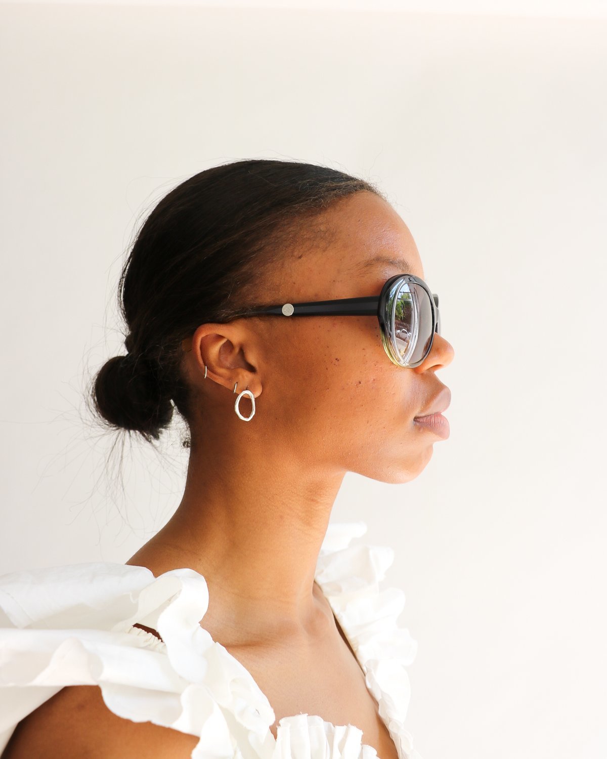 pre-loved Chanel Round Ombre Lucite Sunglasses - Black/Beige  display picture 1