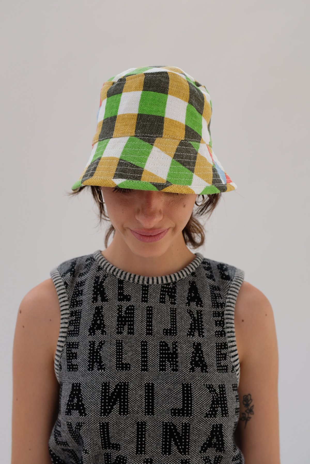 Épice Checkered Linen Bucket Hat - grass | Garmentory display picture 3