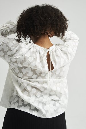 Lois Hazel Cena Top - Cloud Lois Hazel Cena Top - Cloud