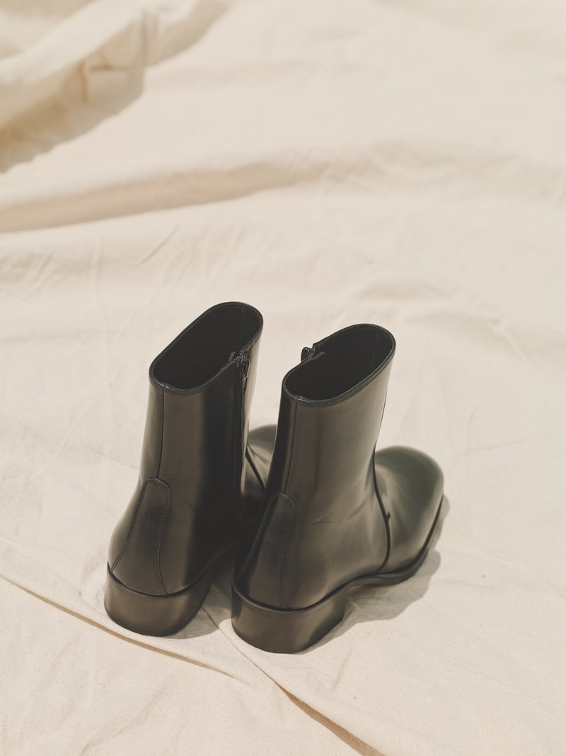 Lemaire Cordovan Leather Zipped Boots - Black | Garmentory