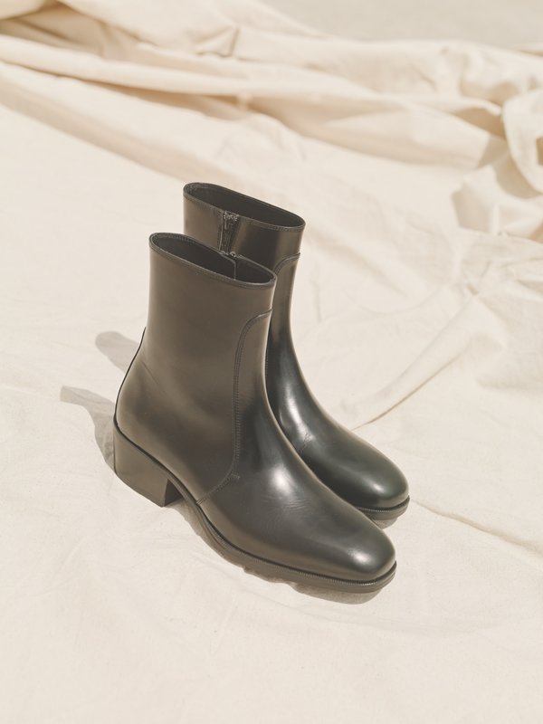 Lemaire Cordovan Leather Zipped Boots - Black | Garmentory