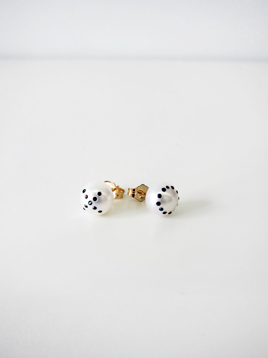 Nektar De Stagni Pearl Hugs & Kisses Earrings Nektar De Stagni Pearl Hugs & Kisses Earrings