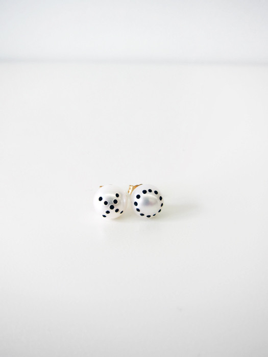 Nektar De Stagni Pearl Hugs & Kisses Earrings Nektar De Stagni Pearl Hugs & Kisses Earrings