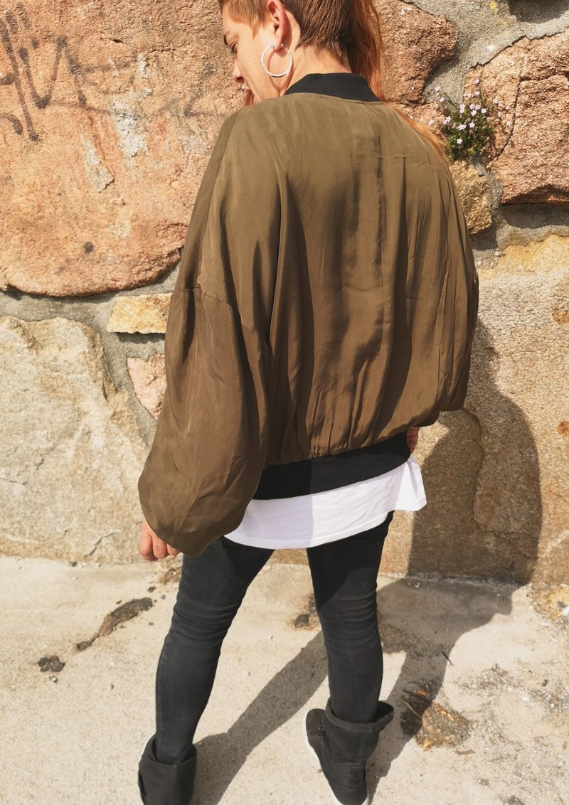 Berenik SILKY CUPRO BOMBER JACKET - khaki Berenik SILKY CUPRO BOMBER JACKET - khaki