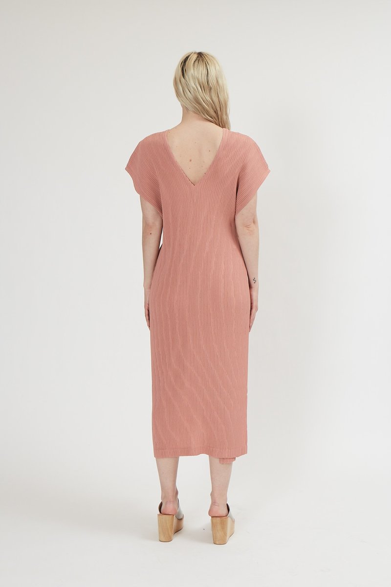 イッセイミヤケ　HATCHING PLEATS 2　ワンピース Issey Miyake Hatching Pleats Dress - Light Pink | Garmentory