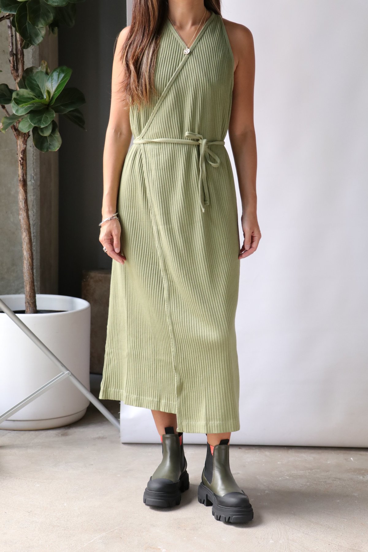 【人気✨️】BASERANGE CLEAT DRESS WITH SLEEVE Baserange Cleat Dress - Ero Green | Garmentory