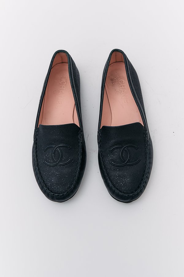 PRE-LOVED Chanel Leather Logo Loafers - BLACK | Garmentory display picture 2