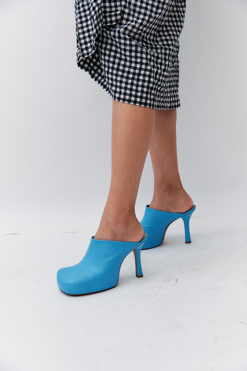 BOTTEGA VENETA ミュール Bottega Veneta® Women's Blink Mule in Silver. Shop online now.
