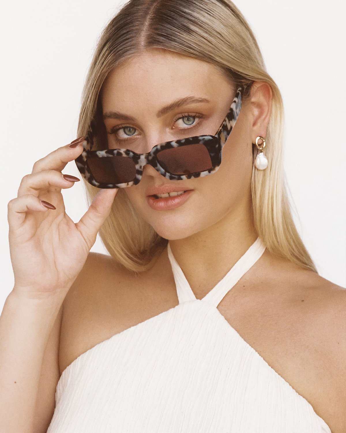 Raie Eyewear - Mary Sunglasses in Moo Tort Raie Eyewear Mary Sunglasses - Tort | Garmentory main image 2