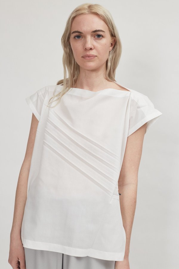 132.5トップス Issey Miyake 132.5 Basic Pleats Tee - White | Garmentory