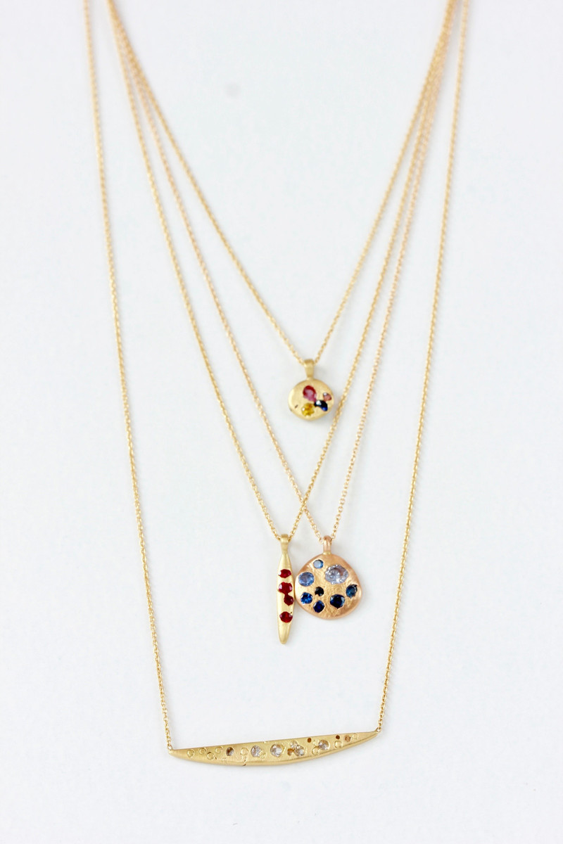 Polly Wales Round 18 kt gold pendant necklace with sapphires