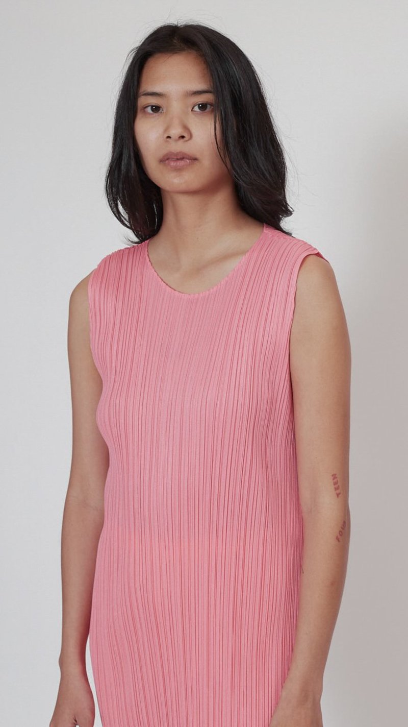 PLEATS PLEASE ISSEY MIYAKE ハンドバッグ ピンク Pleats Please Issey Miyake Half Moon Bag in Neon Pink