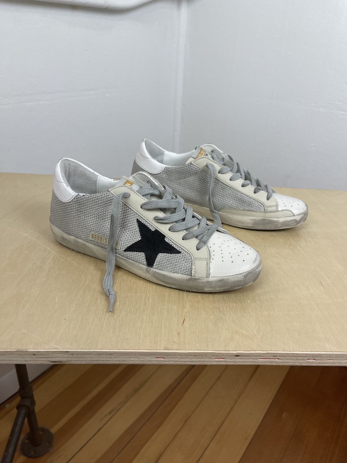 スニーカー GOLDEN  WHITE AND GREY LEATHER SUPER-STAR SNEAKERS Super-Star sneakers in gray-white glitter-effect leather