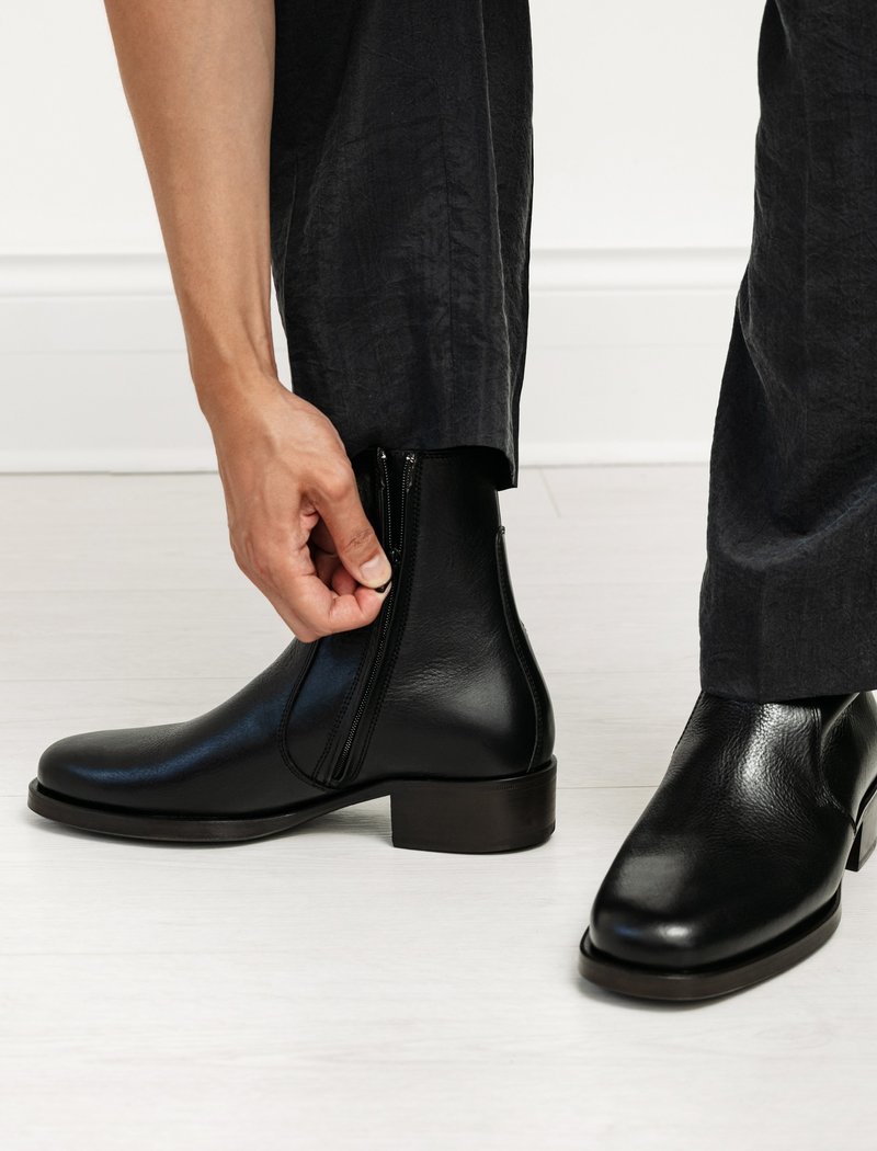 靴 LEMAIRE Black Chelsea Boots Leather Chelsea boots in black - Lemaire | Mytheresa