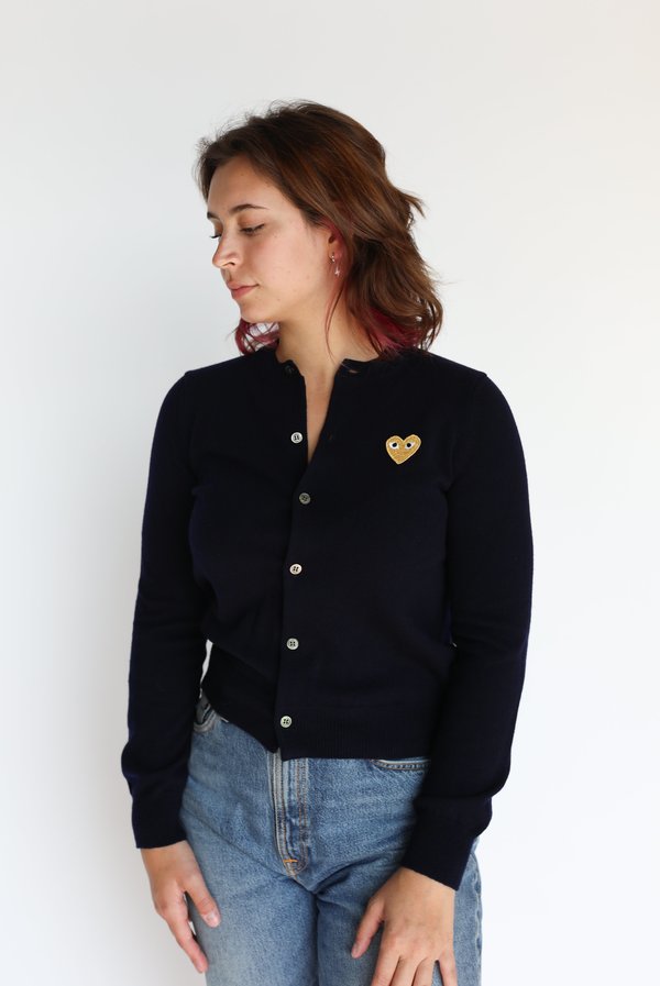 トップス PLAY CDG GOLD HEART V NECK SWEATER BLACK PLAY CDG GOLD HEART V NECK SWEATER BLACK Gold Heart Sweater - Black