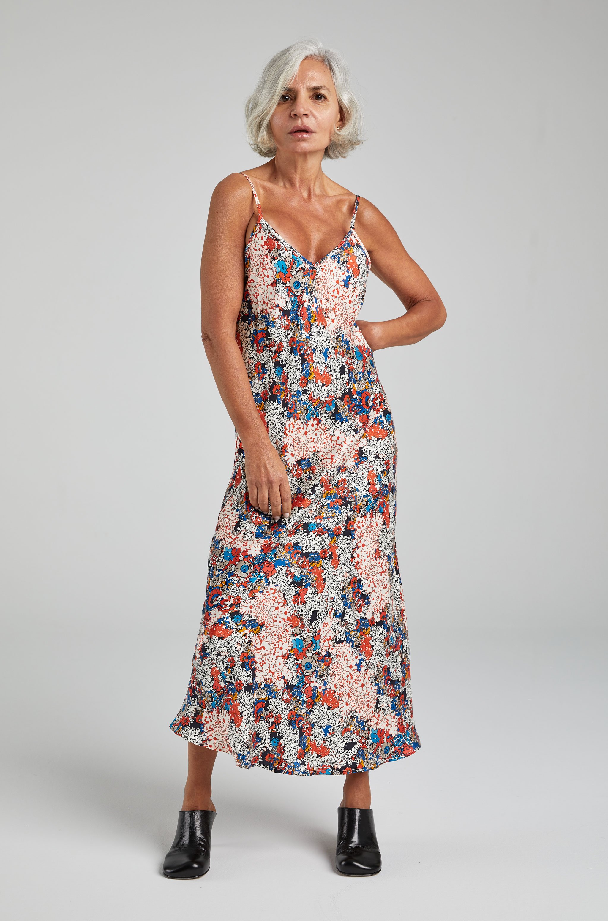 【関税込み】Silk Laundry タン 90s スリップ ミディアムドレス Silk Laundry 90s Slip Dress - Smoke – Soleil Blue