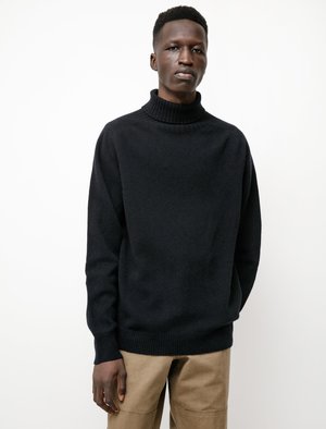 トップス 00s MARGARET HOWELL cashmere sweater BLK Cashmere Cropped V Neck — Black – La Garçonne