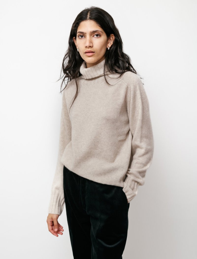 Margaret Howell Wide Roll Neck Cashmere sweater - Natural Light Margaret Howell Wide Roll Neck Cashmere sweater - Natural Light