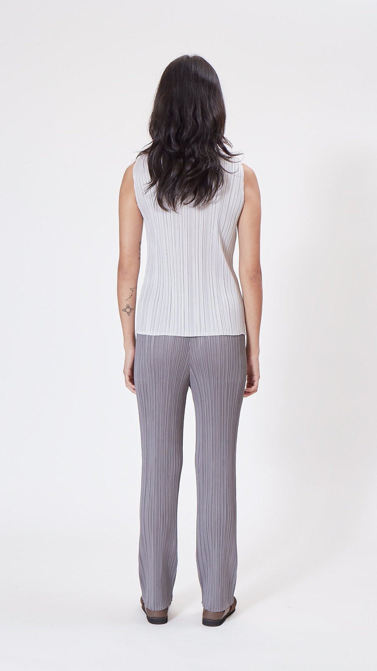 PLEATS PLEASE basics グレーパンツ BASICS – ISSEY MIYAKE ONLINE STORE