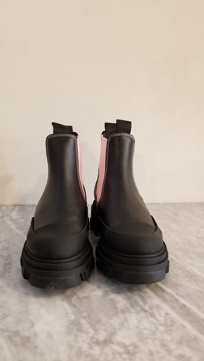 Ganni Low Chelsea Boot - Black/Pink
