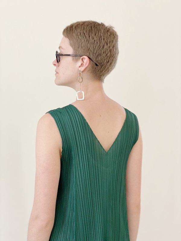 【くらら】PLEATS PLEASE Vネック　スティールグレー Pleats Please by Issey Miyake Periwinkle Pleated V-Neck