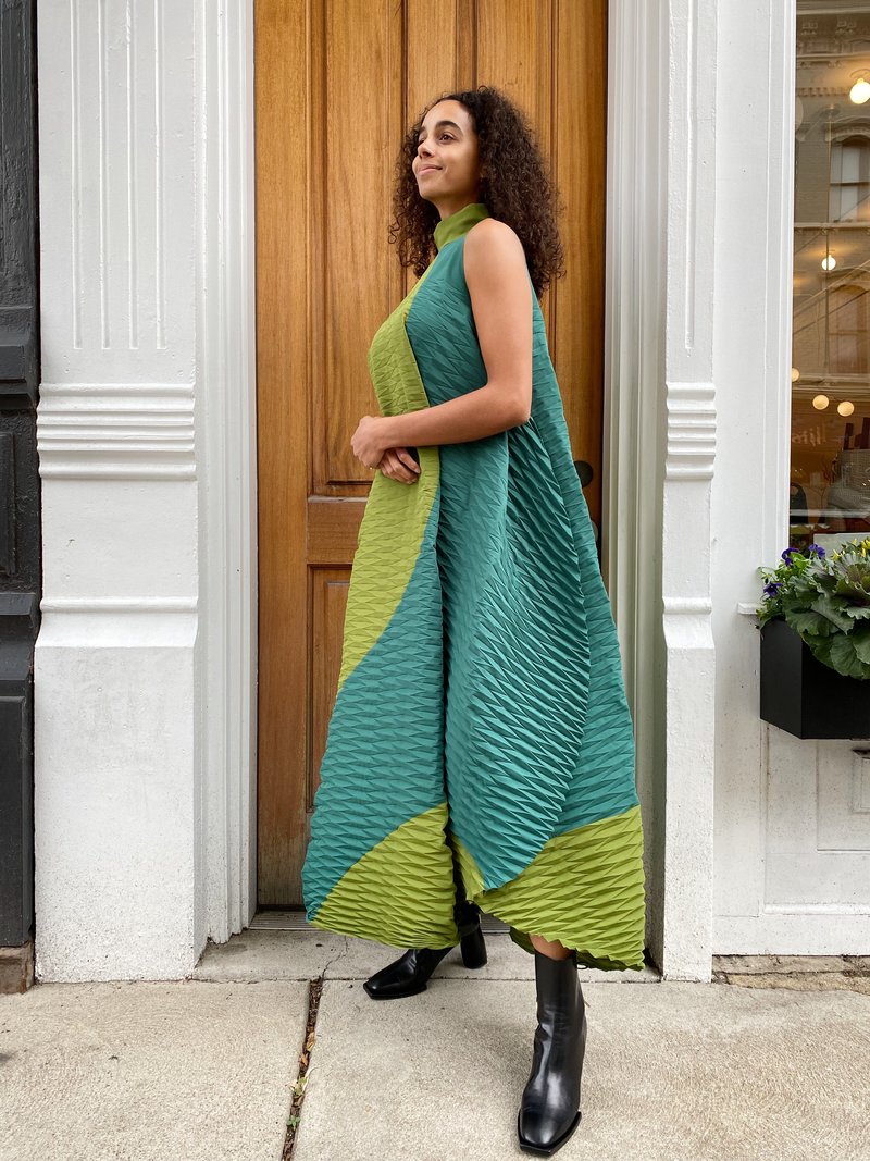 green emerald velvet dress MONTHLY COLORS : AUGUST Dress Yellow Green – ISSEY MIYAKE EU main image 1
