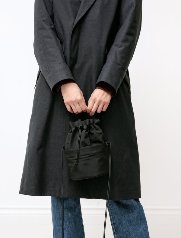 バッグ arcteryx veilance bucket bag nomad Veilance Monad Mini Bucket Bag - Black | Garmentory