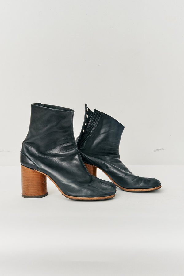 PRE-LOVED Margiela Tabi Boots - BLACK | Garmentory