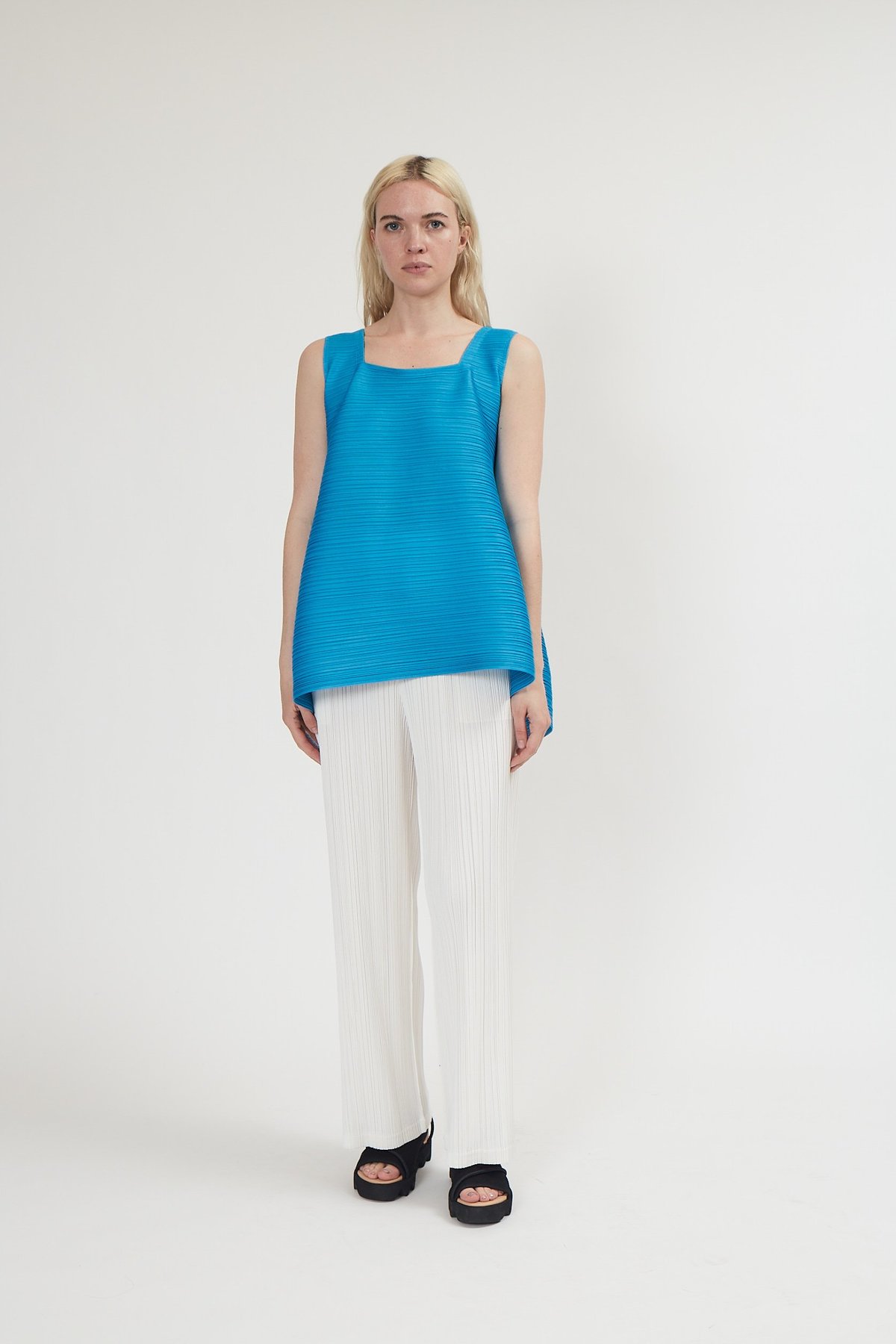ノントーキョー PLEATS FRILL NO SLEEVE BLUE TWINKLE – ISSEY MIYAKE ONLINE STORE