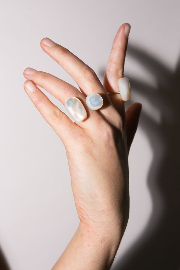 VINTAGE WOLF & GYPSY VINTAGE Saskia Diez Sling Ring - Pearl/Silver