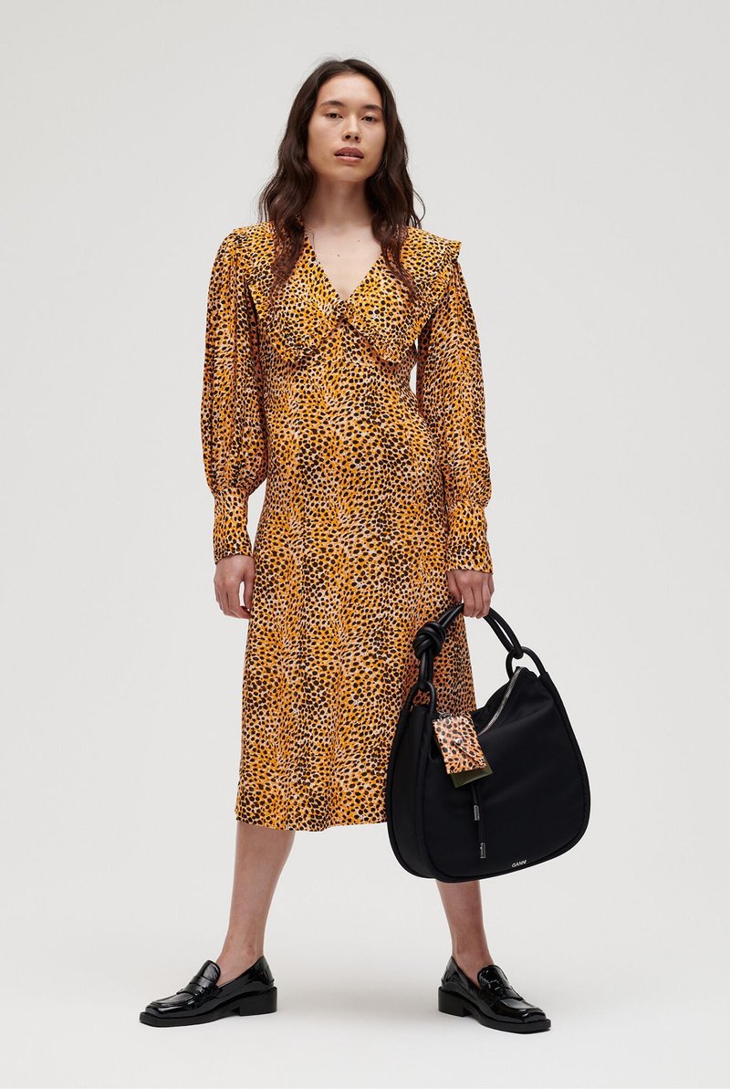 即発★GANNI★ PRINTED CREPE V-NECK RUFFLE COLLAR DRESS F6742 Ganni Printed Crepe V-Neck Ruffle Collar Dress / F6742 | eBay