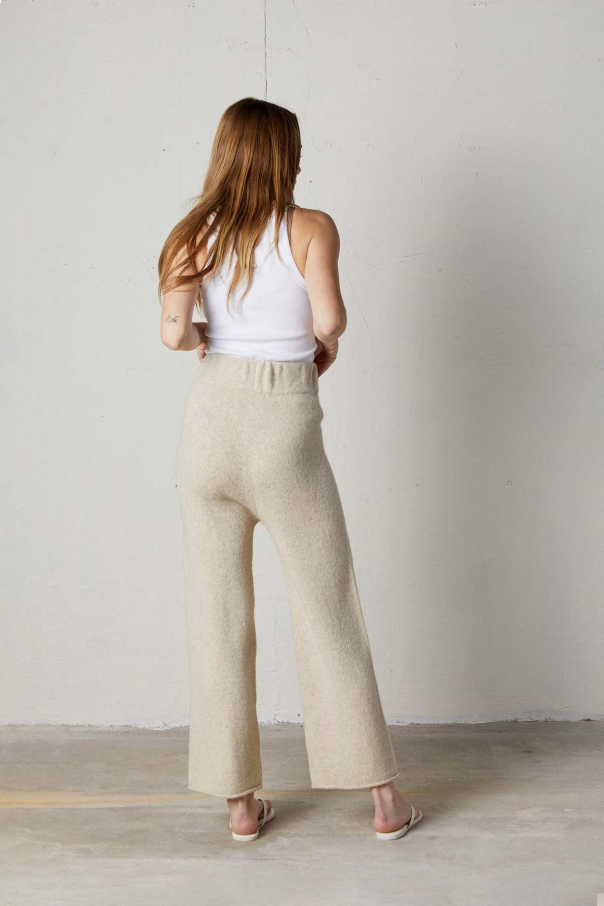 【関税込み】Lauren Manoogian ベージュ ペインターパンツ Lauren Manoogian New Miter Pants - Ecru | Garmentory