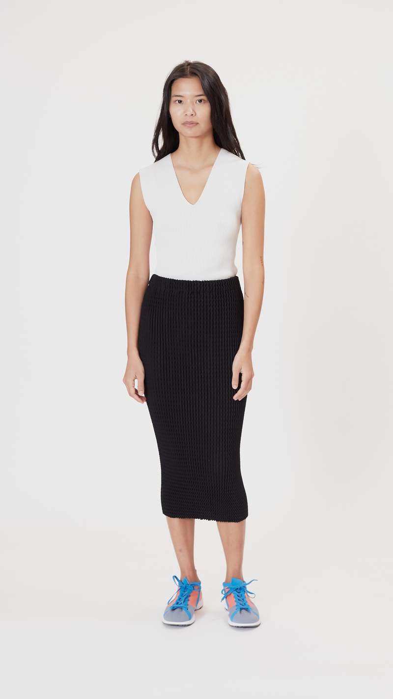 美品 ISSEY MIYAKE 21SS SPONGY タイトスカート 2 Issey Miyake Spongy Skirt - Black | Garmentory