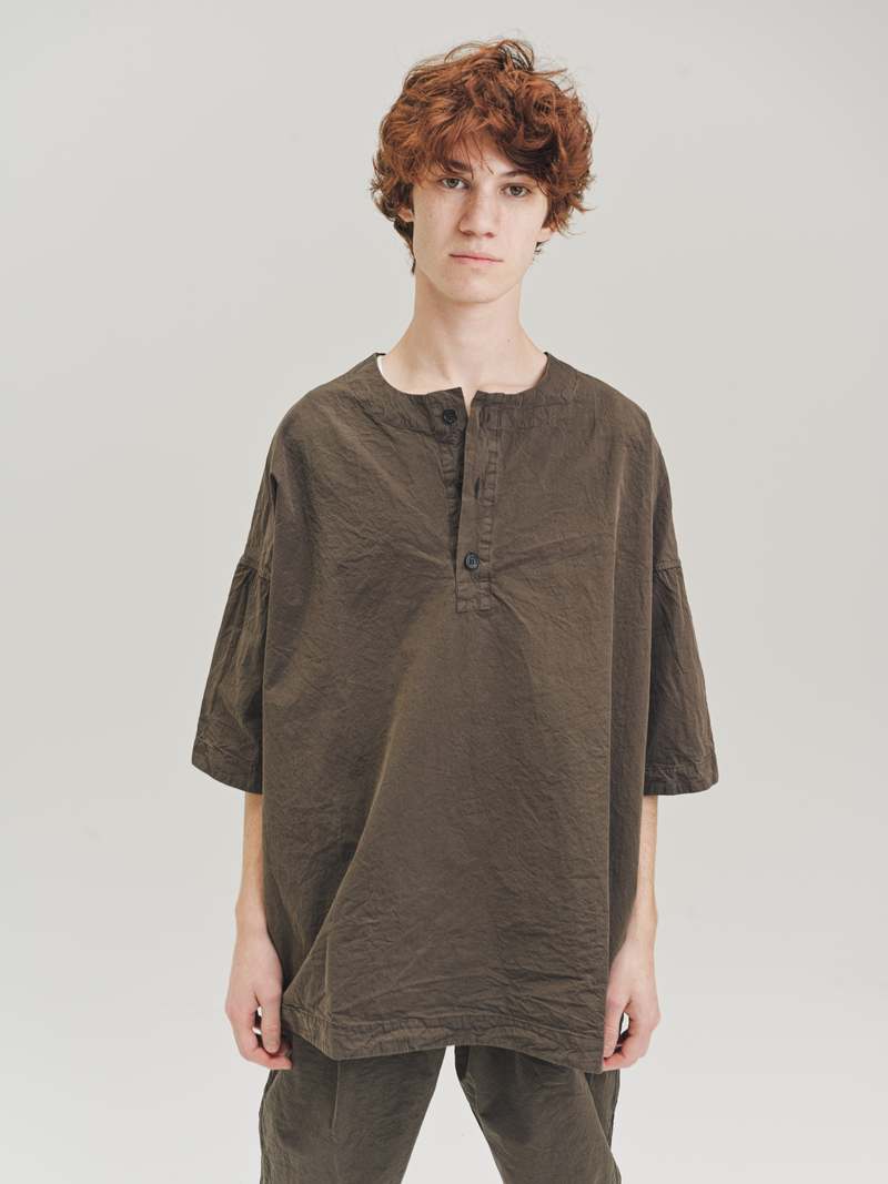CASEY CASEY P3 TOP ペーパーコットンヘンリーネック Casey Casey Garment Dyed Cotton P3 Top - Brown | Garmentory