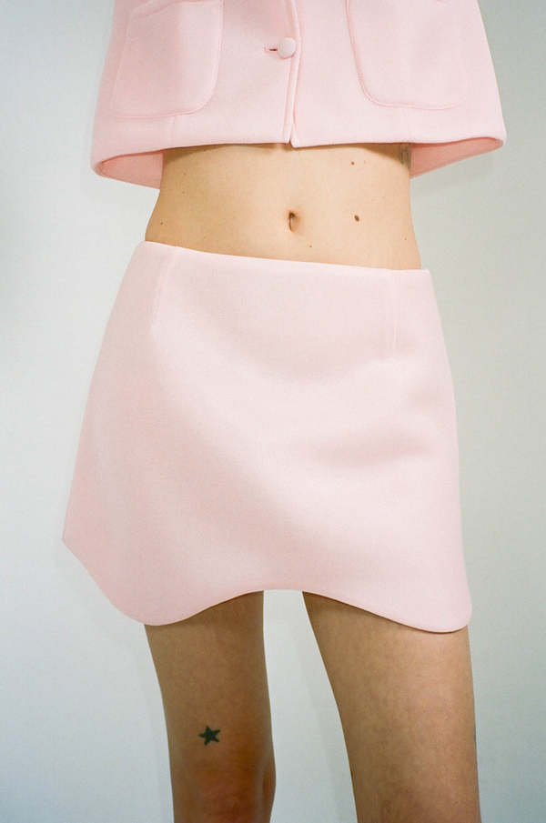【関税込み】Sandy Liang ピンク Nalu ミニスカート Sandy Liang Coda Skirt - Pink Mesh | Garmentory