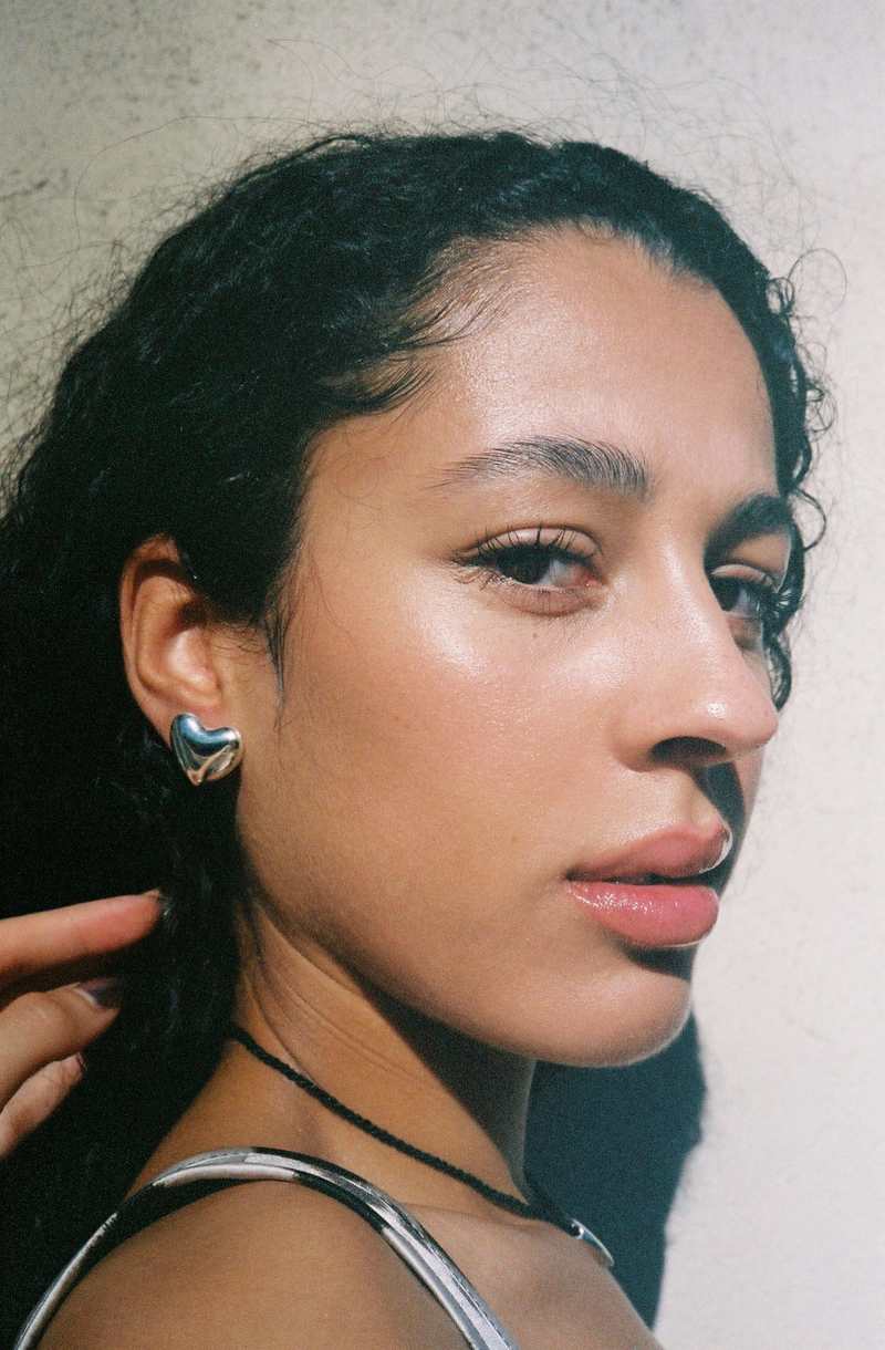 送関込【Annika Inez】Small Voluptuous Heart Earrings Annika Inez Small Voluptuous Heart Earrings | Garmentory