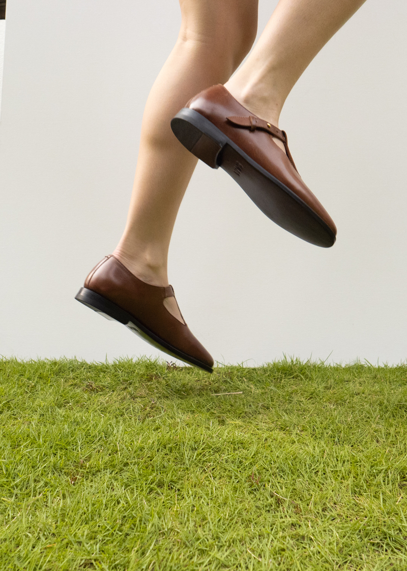 SAJA T-BAR FLATS - WALNUT BROWN