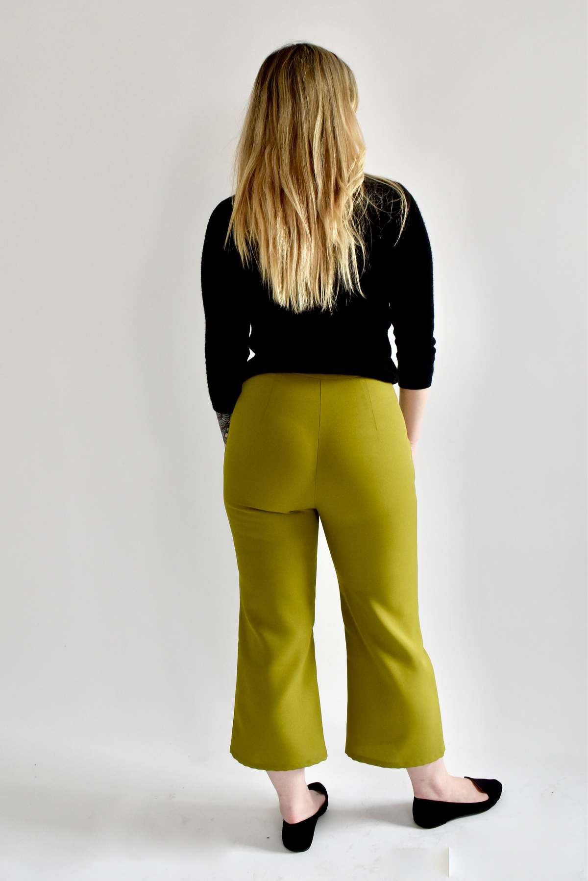 Altar Houseline  Audrey Pant in  Linen - Vibrant Moss - Image 4 of 14