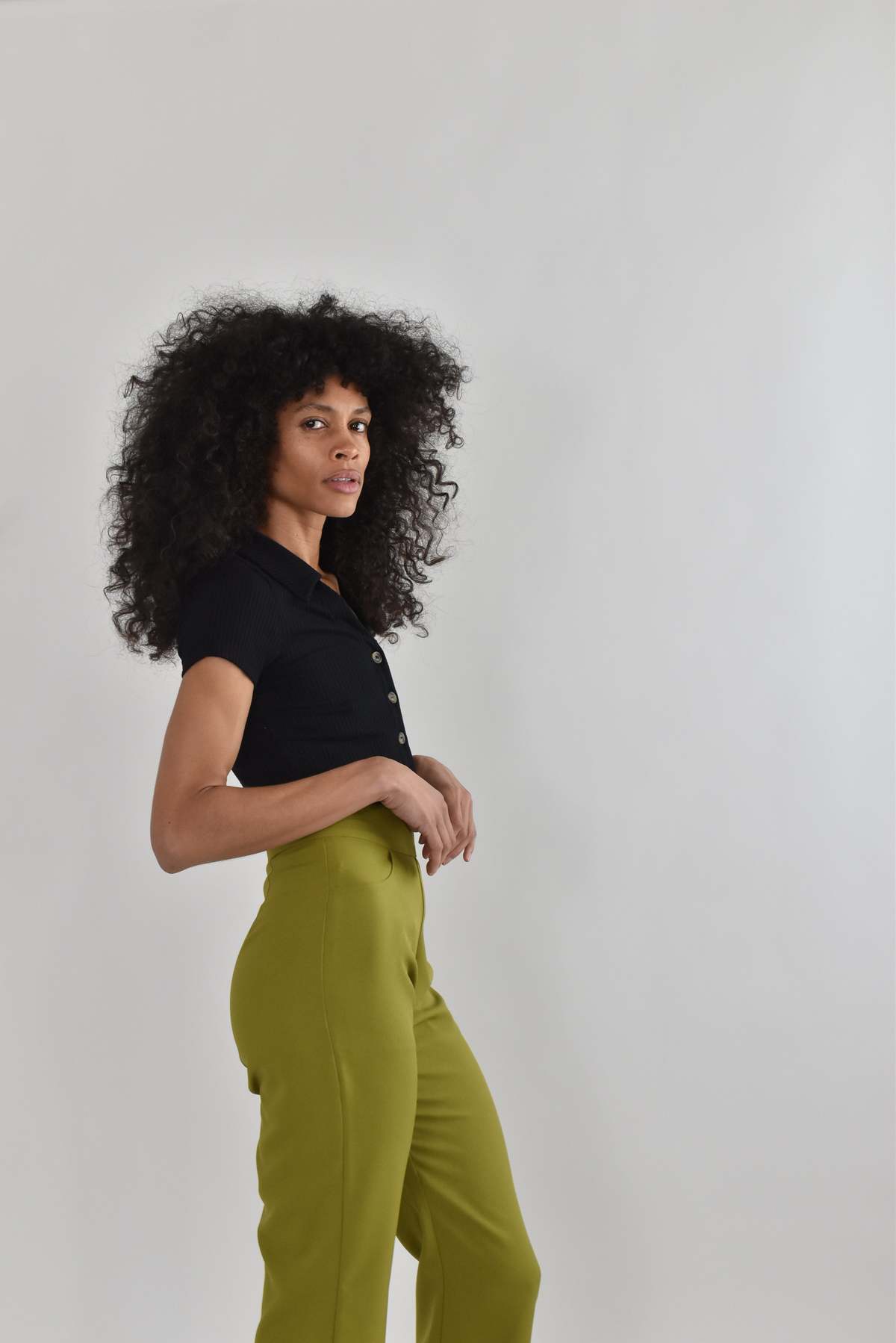 Altar Houseline  Audrey Pant in  Linen - Vibrant Moss - Image 5 of 14