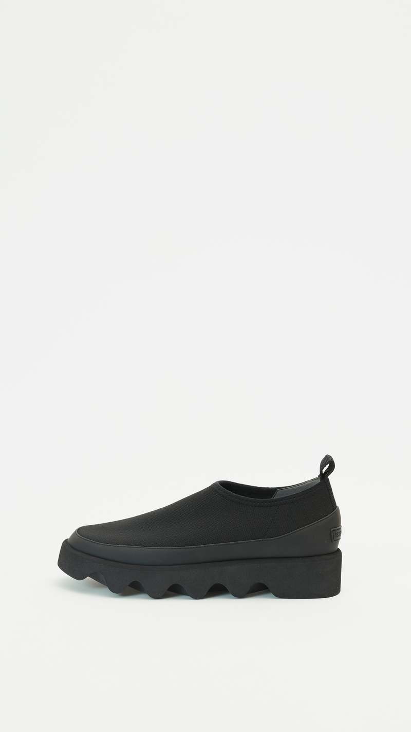 Be bouncy. more bound essence 2パック Issey Miyake Bounce Fit 2 Shoe - Black | Garmentory