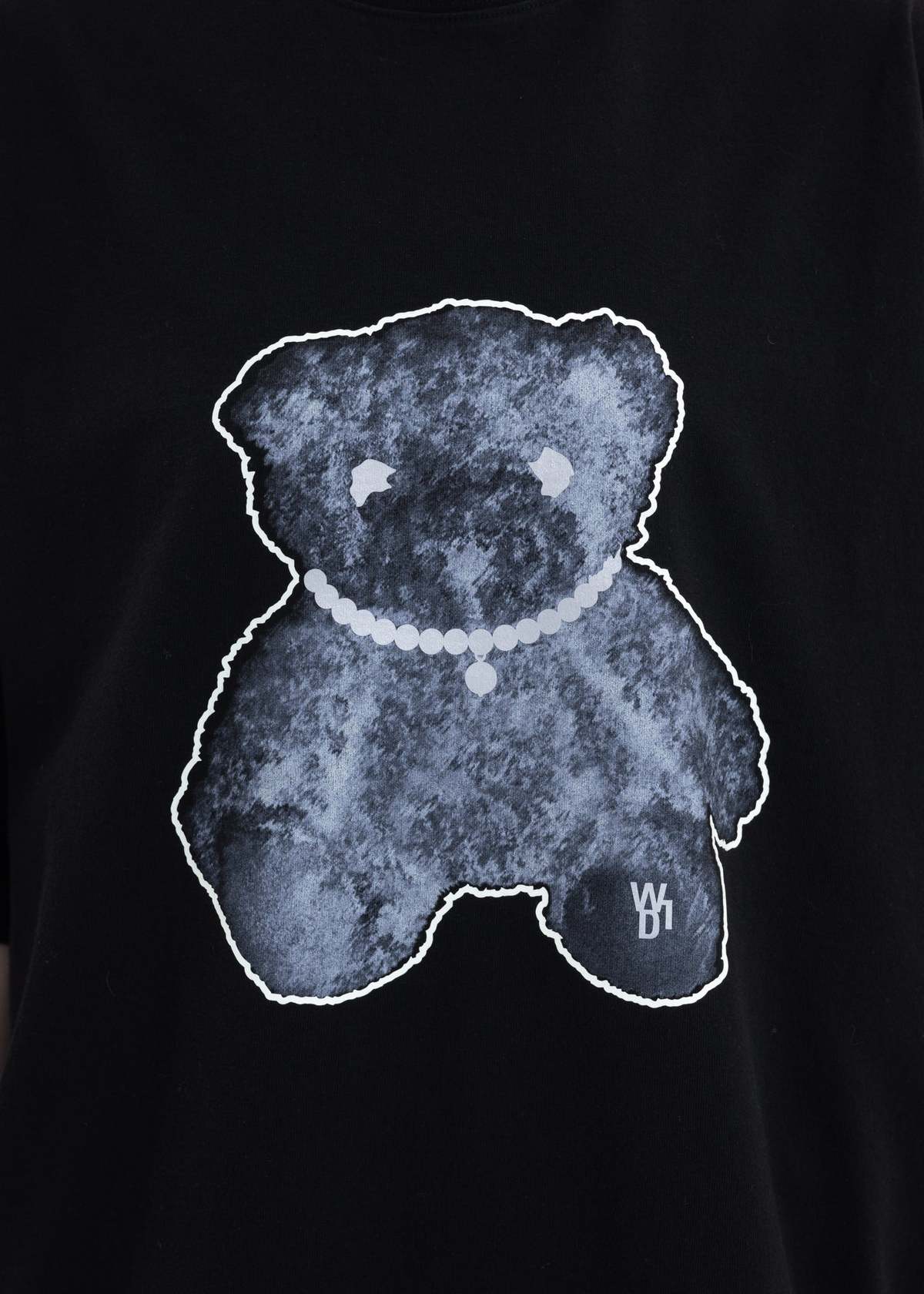 we11done PEARL NECKLACE TEDDY T SHIRT - BLACK | Garmentory