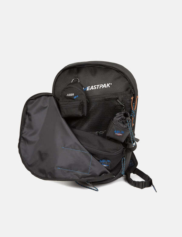 Eastpak x Ader Error Up-Down Sling Bag - Black | Garmentory 激安通販 Eastpak x ADER Error Unisex Up-DownSling ボディバッグ/ウェストバッグ