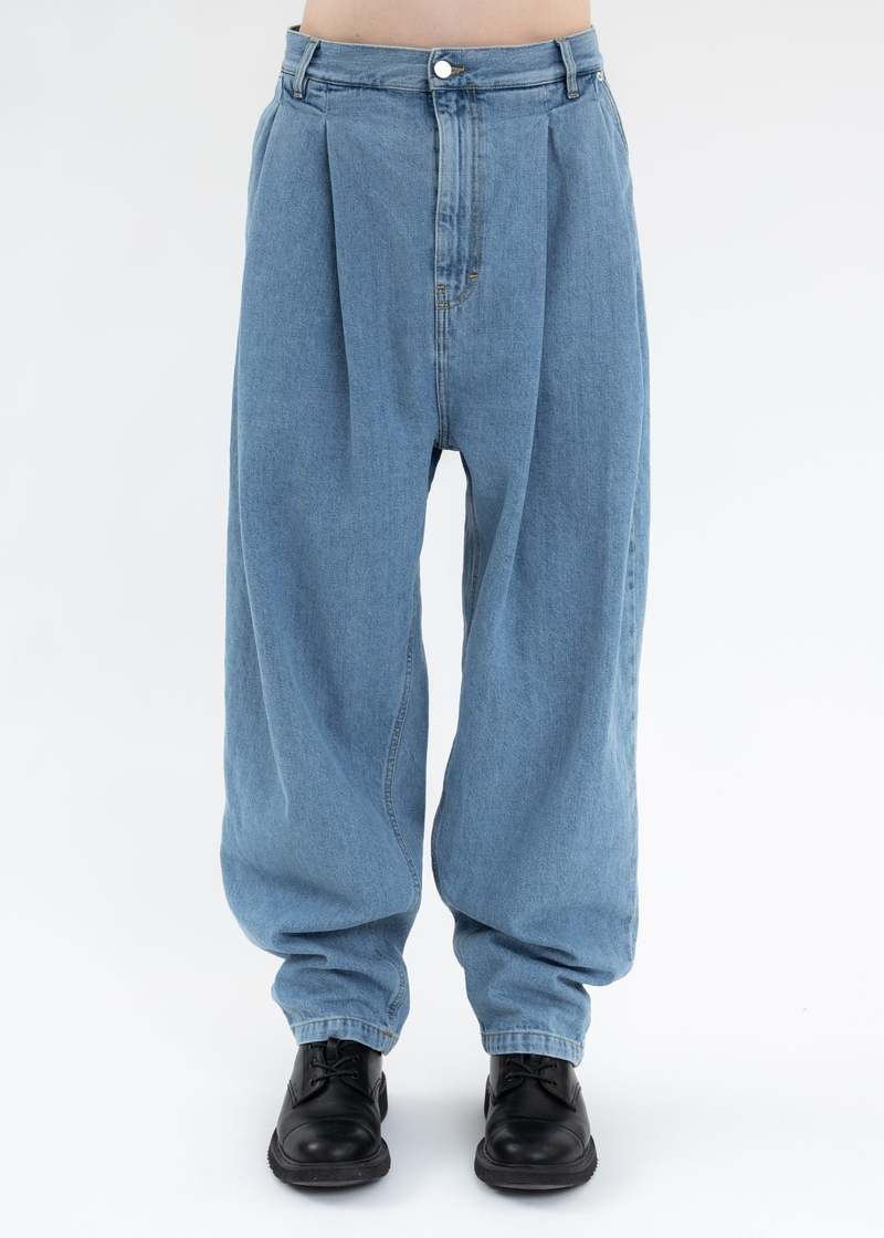 パンツ Hed Mayner Blue Wash Pleated Denim Hed Mayner PLEATED DENIM Jeans - BLUE WASH | Garmentory