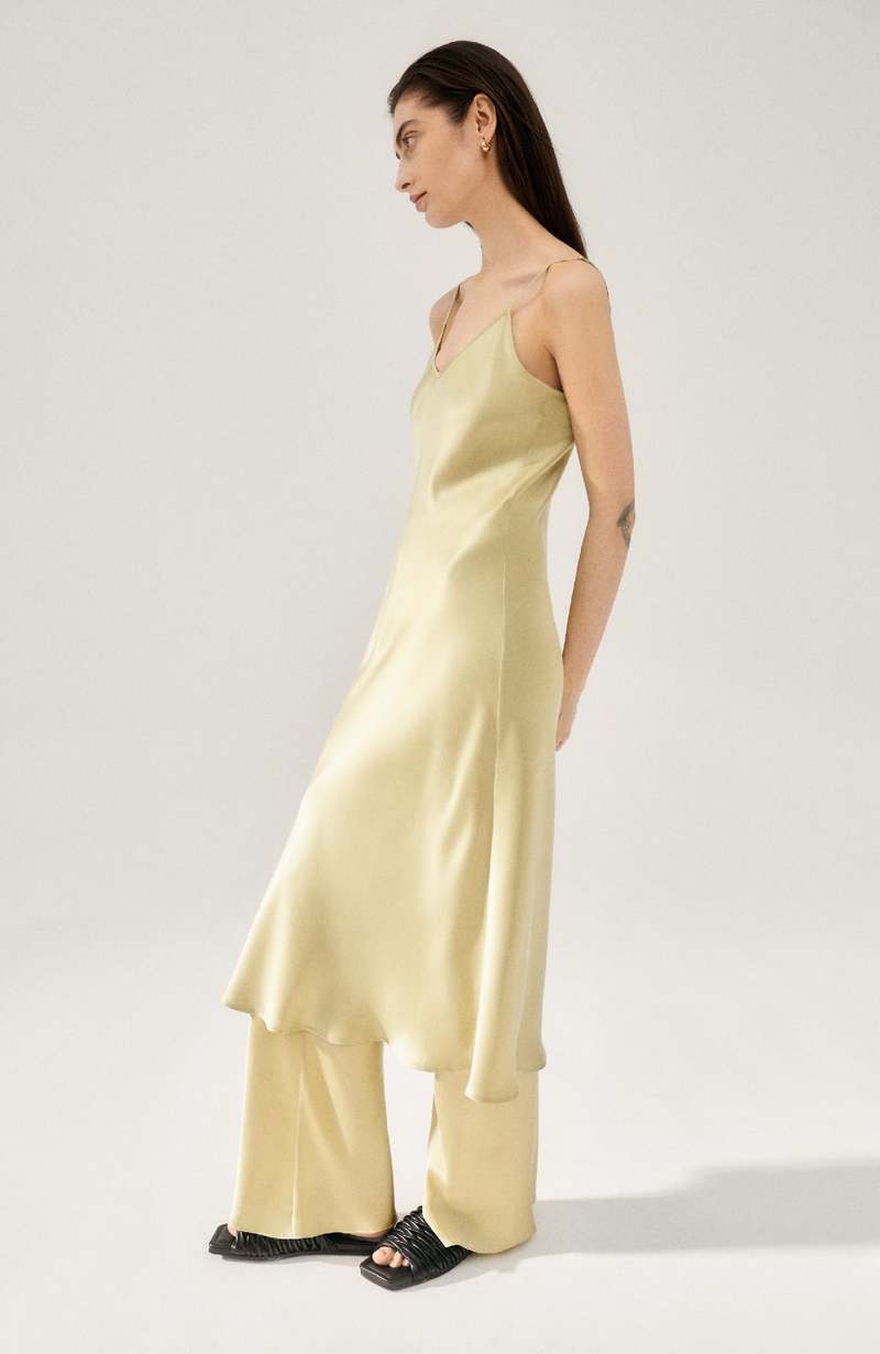 【関税込み】Silk Laundry ベージュ 90's スリップドレス Silk Laundry 90s Slip Dress - Sage | Garmentory