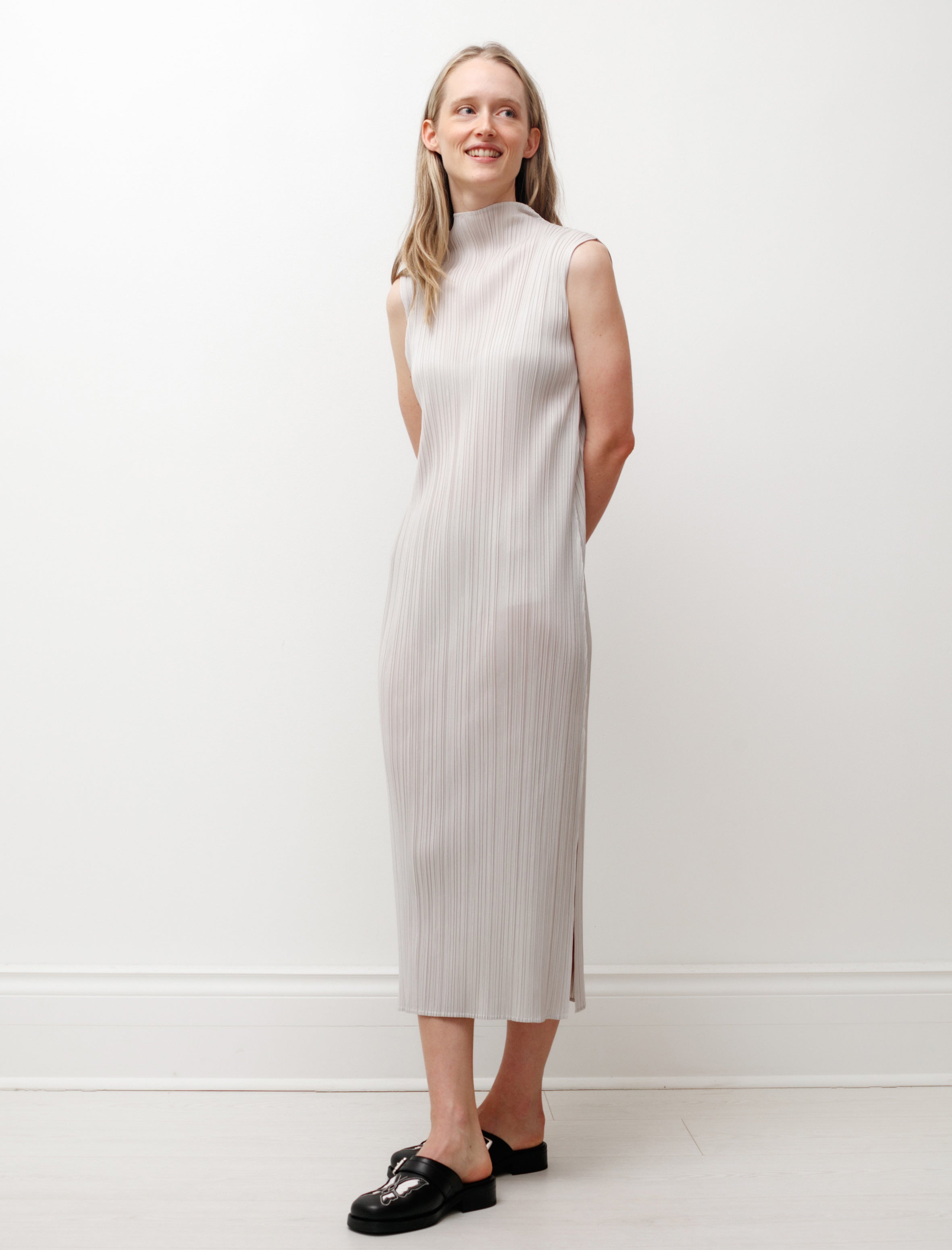【くらら】PLEATS PLEASE Vネック　スティールグレー BASICS – ISSEY MIYAKE ONLINE STORE