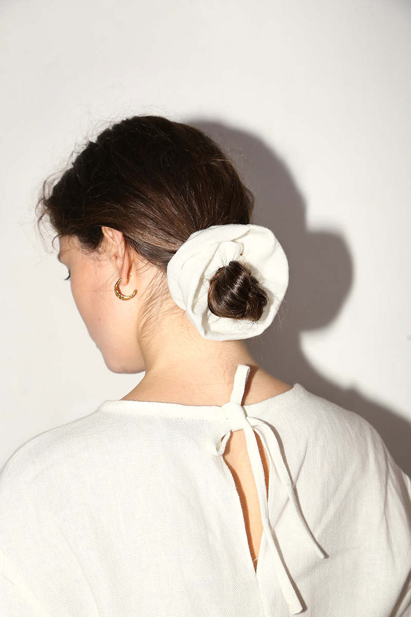 Datura Heavy Linen Scrunchie - White 