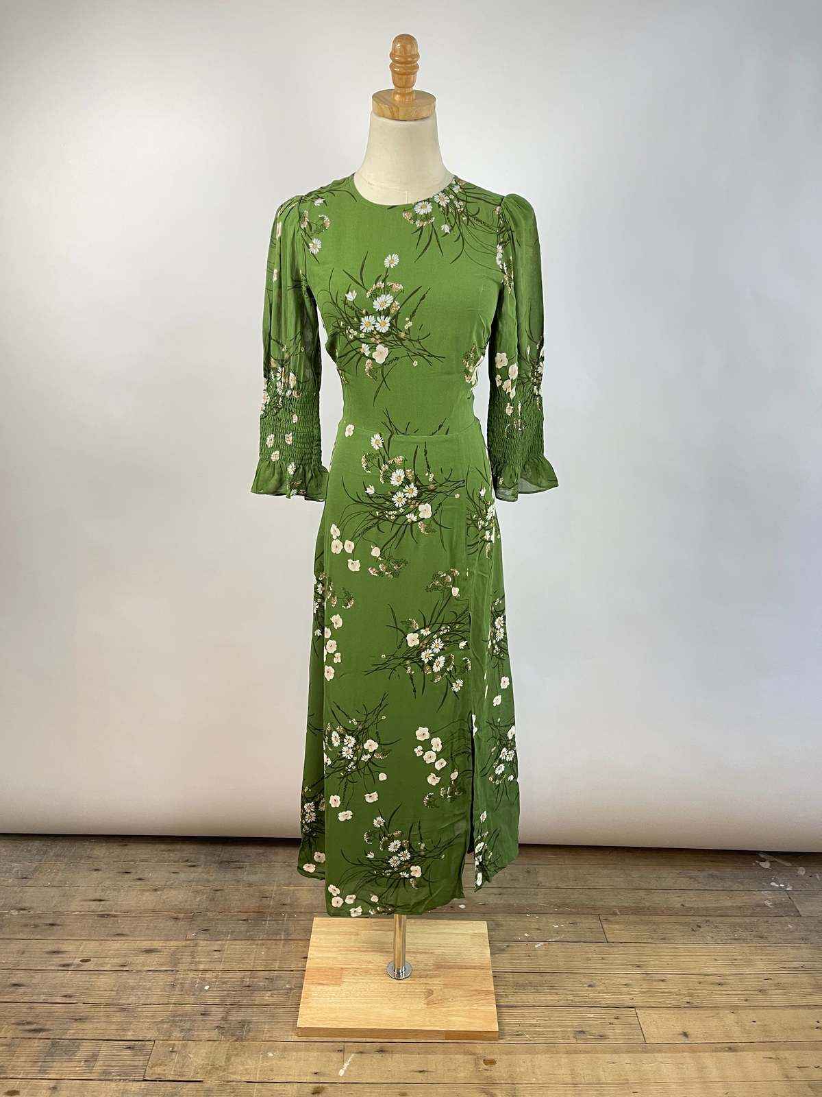 green floral reformation dress Reformation Mini Wrap Dress Green Ruffled Floral Print Crepe Size Extr –  Celebrity Owned