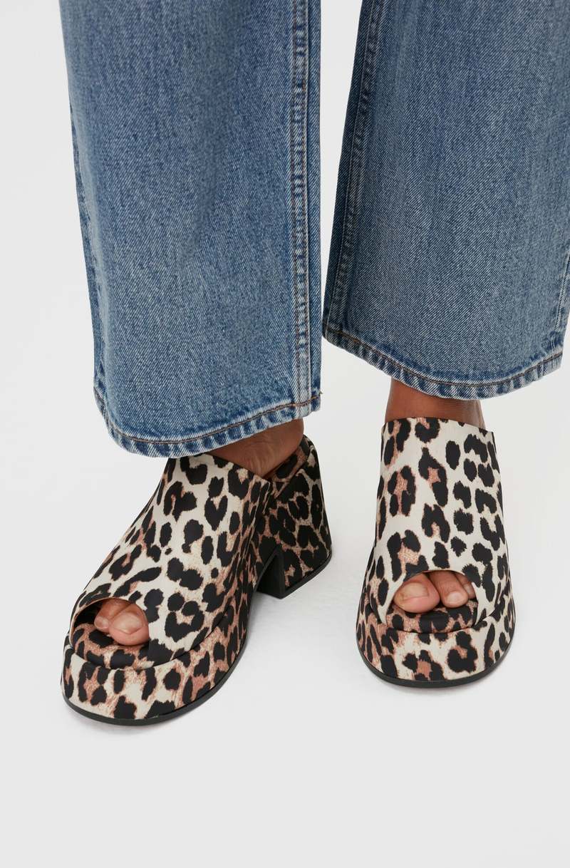【関税＆送料込み】Ganni Brown Oleatex Mules With Laces Tawny Port Brown Lace-Up Oleatex Mules | GANNI US
